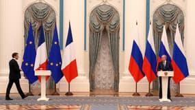 Le président Emmanuel Macron rejoint son homologue russe Vladimir Poutine (d) pour une conférence de presse conjointe, le 7 février 2022 à Moscou