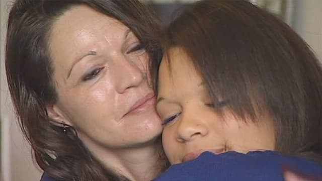 Sophie, la maman, et sa fille, Manon, qui n'est pas son enfant biologique.
