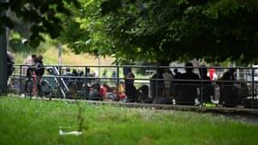 Des personnes regroupées Porte de la Villette après une opération d'évacuation des toxicomanes des jardins d'Eole, le 24 septembre 2021 à Paris