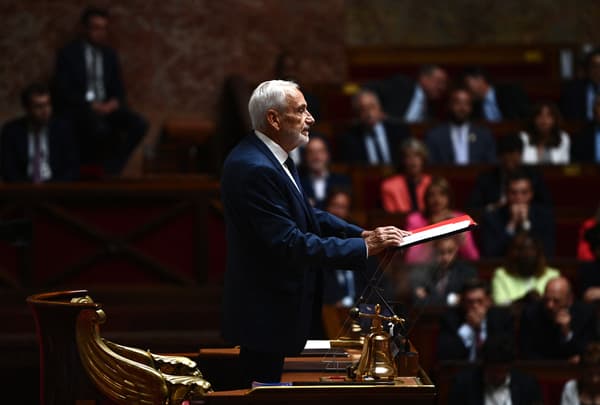 Le doyen des députés José Gonzalez, du parti d'extrême droite français Rassemblement national (RN), entame les travaux de la nouvelle Assemblée nationale, à Paris, le 28 juin 2022.