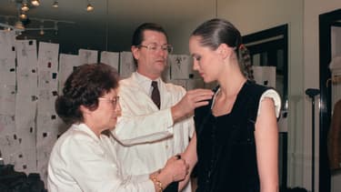 Jean-Louis Scherrer, en 1987, en plein travail.