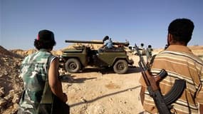 Combattants insurgés sur la ligne de front près d'Al Kaoualich. Les insurgés libyens ont repris cette localité située au sud de Tripoli. La communauté internationale poursuit ses efforts pour parvenir à une solution politique au conflit en Libye et le "gr