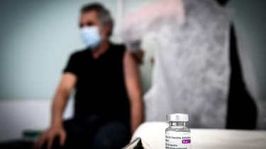 Un membre du personnel médical vaccine un salarié dans un centre de santé pour les employés des secteurs de la communication à Paris le 26 février 2021