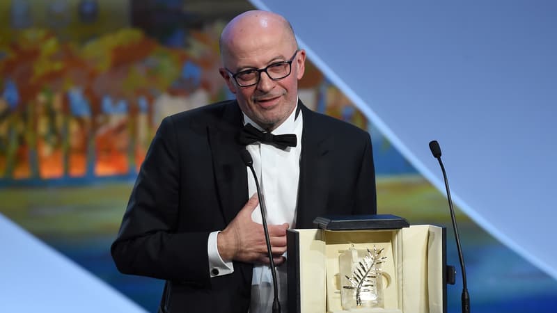 Jacques Audiard reçoit la Palme d'Or  pour Dheepan en mai 2015 à Cannes.