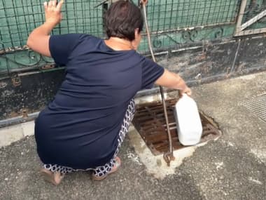 Une eau stagnante et des odeurs désagréables sont devenus le quotidien de cette habitante de Cagnes-sur-Mer (Alpes-Maritimes) depuis neuf mois. 
