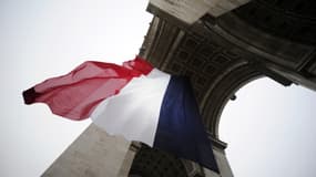 Le drapeau français flotte sous l'Arc de Triomphe lors des commémorations du 11-Novembre en 2011.