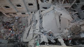 Des Palestiniens inspectent les bâtiments fortement endommagés après que les forces israéliennes ont frappé le centre de Gaza, violant le cessez-le-feu, le 29 octobre 2025 à Deir al-Balah, Gaza. 