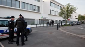 Des policiers sont présents ce matin devant l'entrée du lycée Notre-Dame-de-toutes-aides suite à l'attaque au couteau d'hier, à Nantes, le 25 avril 2025.