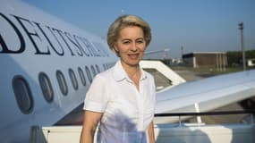 La ministre Ursula von der Leyen le 4 juillet 2015 à l'aéroport Tegel, à Berlin.