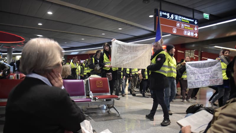 Début mars, des Gilets jaunes protestent à Roissy contre la privatisation des aéroports de Paris.