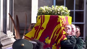 Le cercueil en son entrée dans la capitale d'Edimbourg le 12 septembre 2022. 