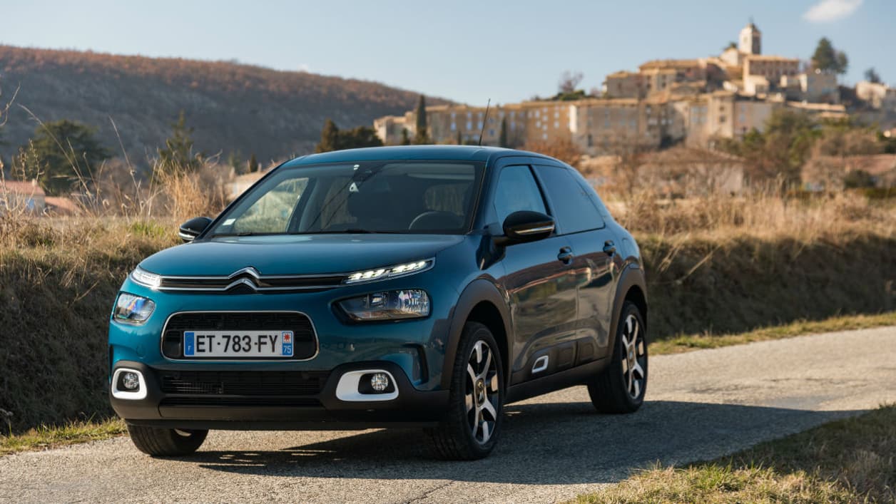 La nouvelle C4 Cactus porte bien le bleu émeraude et peut avoir des éléments personnalisés comme ici les contours des phares anti-brouillard. La nouvelle C4 Cactus porte bien le bleu émeraude et peut avoir des éléments personnalisés comme ici les contours des phares anti-brouillard.
