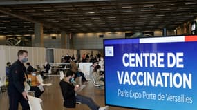 Des personnes attendent pour être vaccinées le 15 mai 2021 au centre de vaccination de la Porte de Versailles à Paris