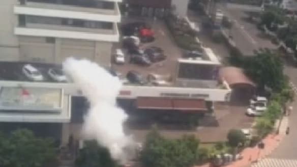 Une image diffusée à la télévision indonésienne montre l'explosion dans un café Starbucks situé en plein centre de Jakarta. Une image diffusée à la télévision indonésienne montre l'explosion dans un café Starbucks situé en plein centre de Jakarta.