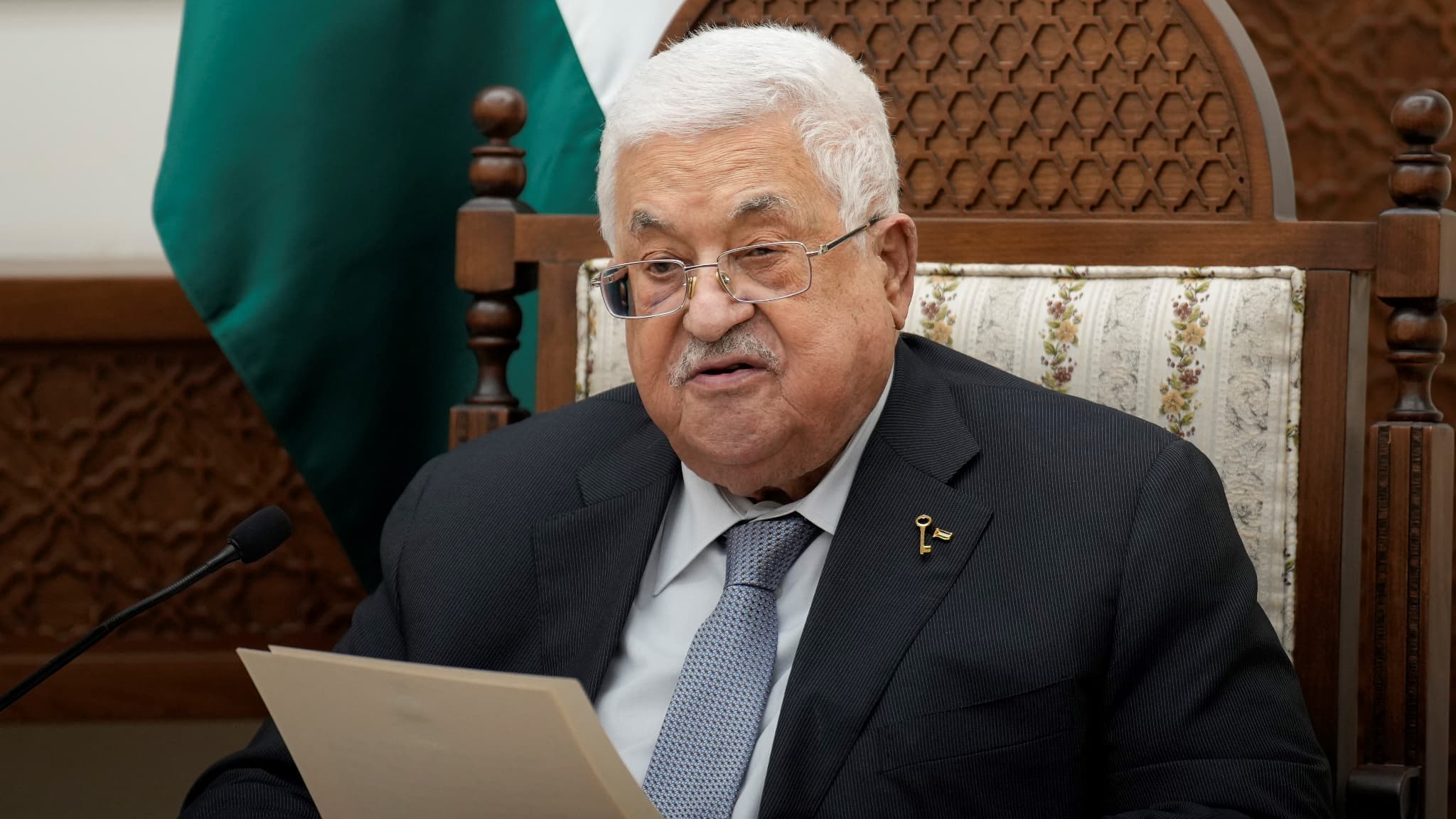 De Palestijnse president Mahmoud Abbas aanvaardt het aftreden van de regering