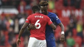 Paul Pogba et Tammy Abraham lors d'un match entre Manchester United et Chelsea, le 11 août 2019