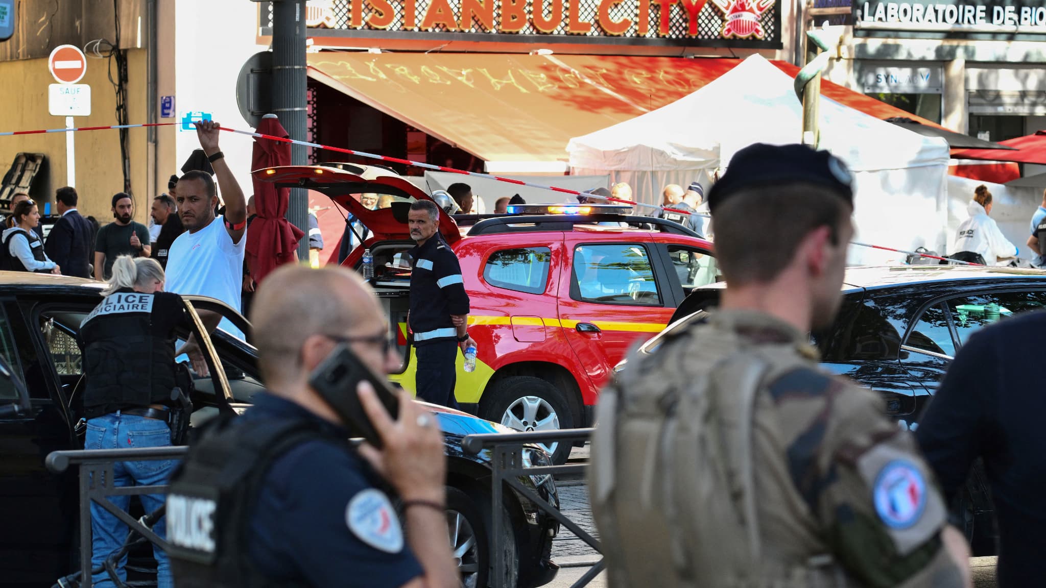 “LE COUTEAU, IL M’A TRAVERSÉ”: LE RÉCEPTIONNISTE BLESSÉ DANS L’ATTAQUE DE MARSEILLE TÉMOIGNE