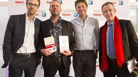 Le prix des Lecteurs a été remis à Marc Victor par Laurent Binet, président du jury (2e en partant de la droite), en présence de Christophe Barbier, Directeur de la rédaction de l’Express (à droite) et de Guillaume Dubois, Directeur général de BFMTV (à gauche).