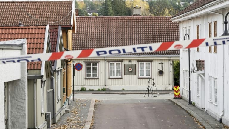 Cordon de police à Kongsberg, en Norvège, le 15 octobre 2021, sur les lieux d'une attaque à l'arc.