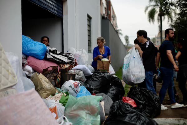 Des personnes font don de vêtements et de nourriture aux sinistrés des inondations dans un gymnase de l'État à Porto Alegre, dans l'État du Rio Grande do Sul, au Brésil, le 4 mai 2024. 