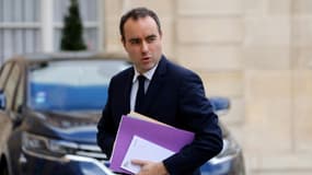 Le ministre français des Armées, Sébastien Lecornu, arrive à l'Elysée, le 27 mars 2023