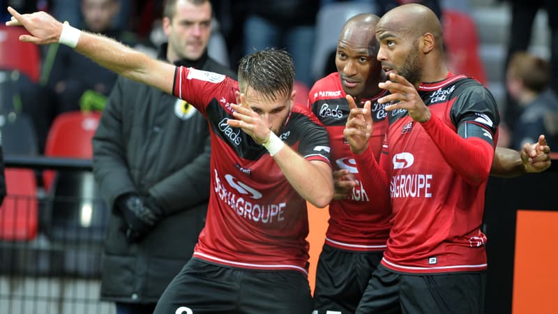 Lucas Deaux, ici entouré de Jimmy Briand et Jérémy Sorbon avec Guingamp, a bien ri en découvrant le naming de la Ligue 1... Conforama.