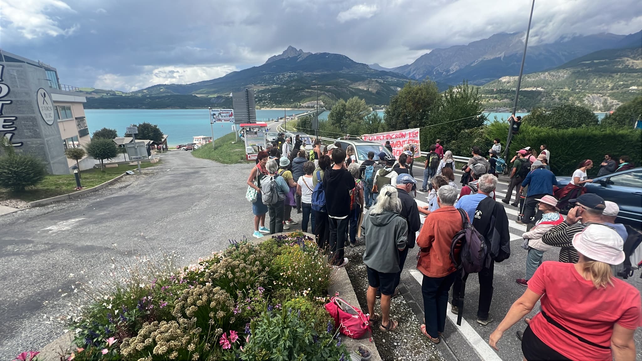 Bloquons Tout : une cinquantaine de manifestants est à Savines pour bloquer le pont Bloquons Tout : une cinquantaine de manifestants est à Savines pour bloquer le pont