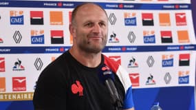 William Servat pendant une conférence de presse du XV de France en 2023