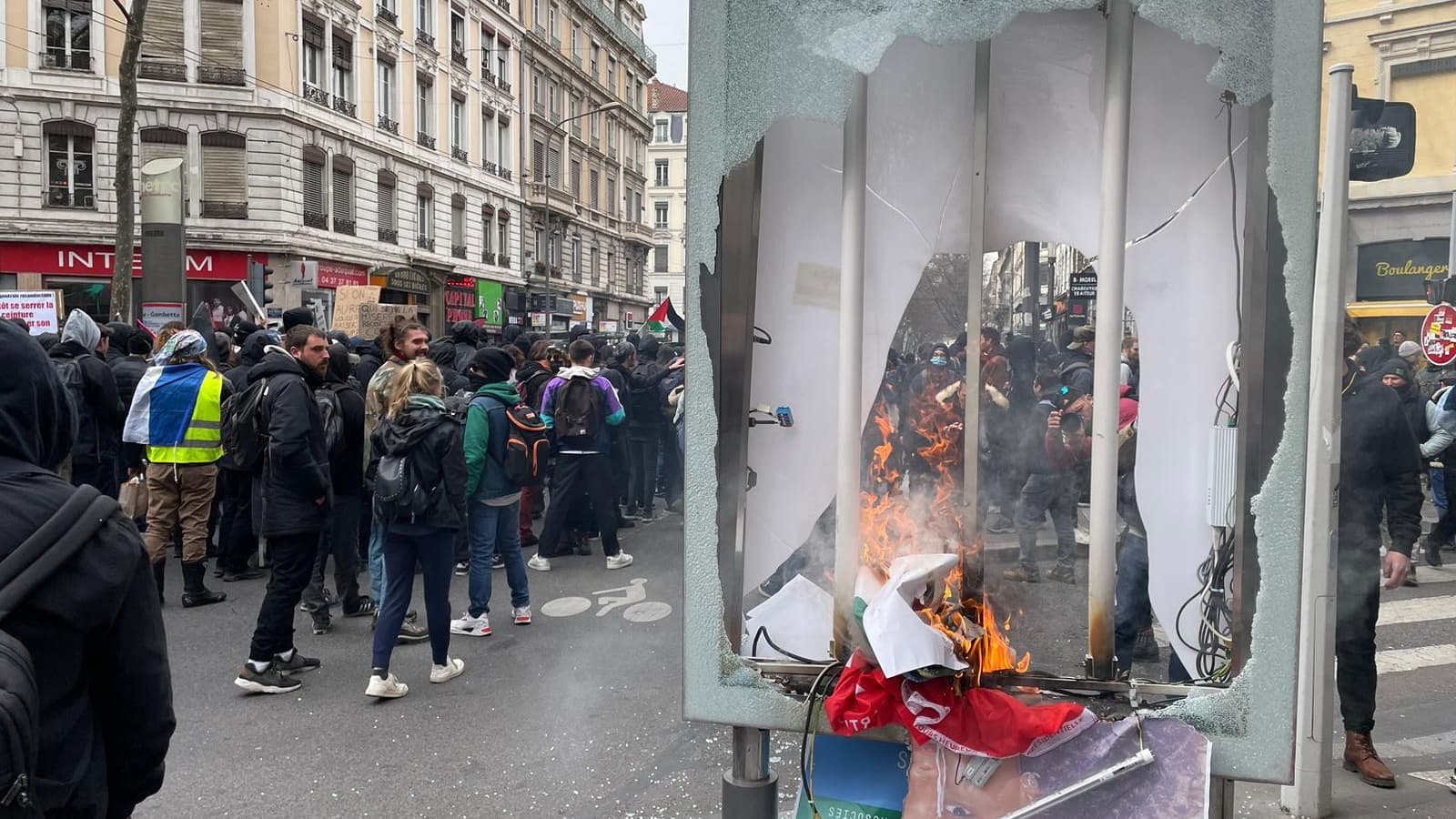 Un panneau publicitaire dégradé dans le cortège lyonnais. Un panneau publicitaire dégradé dans le cortège lyonnais.