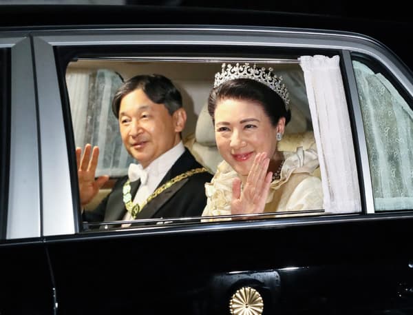 L'empereur Naruhito et l'impératrice Masako lors de leur départ pour le banquet impérial, au Palais Impérial de Tokyo