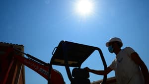 Un ouvrier du bâtiment se tient au soleil, alors que les températures atteignent environ 40 degrés, le 7 août 2020 à Bordeaux (photo d'illustration).