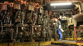 Un salarié de l'usine Arc International en train de contrôler une machine de production de verres le 13 septembre dernier à Arcques.