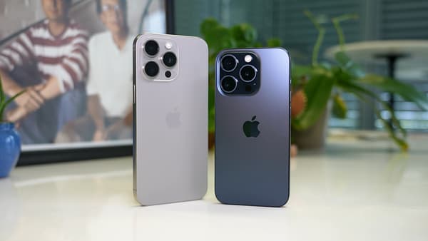 A gauche, l'iPhone 15 Pro Max - A droite, l'iPhone 15 Pro