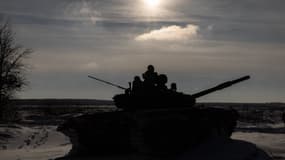 L'équipage d'un char ukrainien lors d'un entraînement militaire axé sur la lutte contre les groupes de sabotage, dans la région de Chernihiv, le 5 décembre 2023.