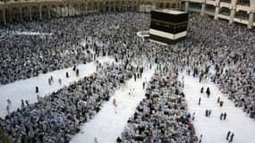 Des pélerins musulmans à proximité de la Kaaba, construction cubique enveloppée d'une lourde étoffe de soie noire brodée au fil d’or, à La Mecque, le 28 août 2017