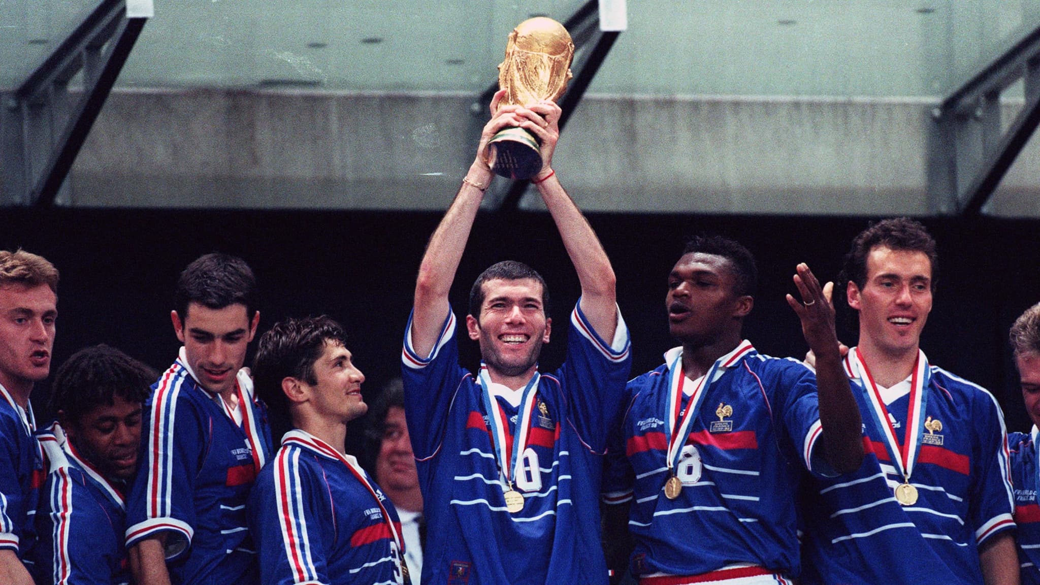 Zinédine Zidane avec le trophée de la Coupe du monde, le 12 juillet 1998