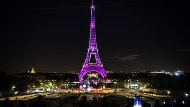 La Tour Eiffel, en rose, à l'occasion du 1er octobre 2018, pour la journée de lutte contre le cancer du sein.