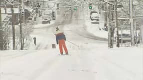 À Seattle, il a tellement neigé que des habitants skient dans les rues
