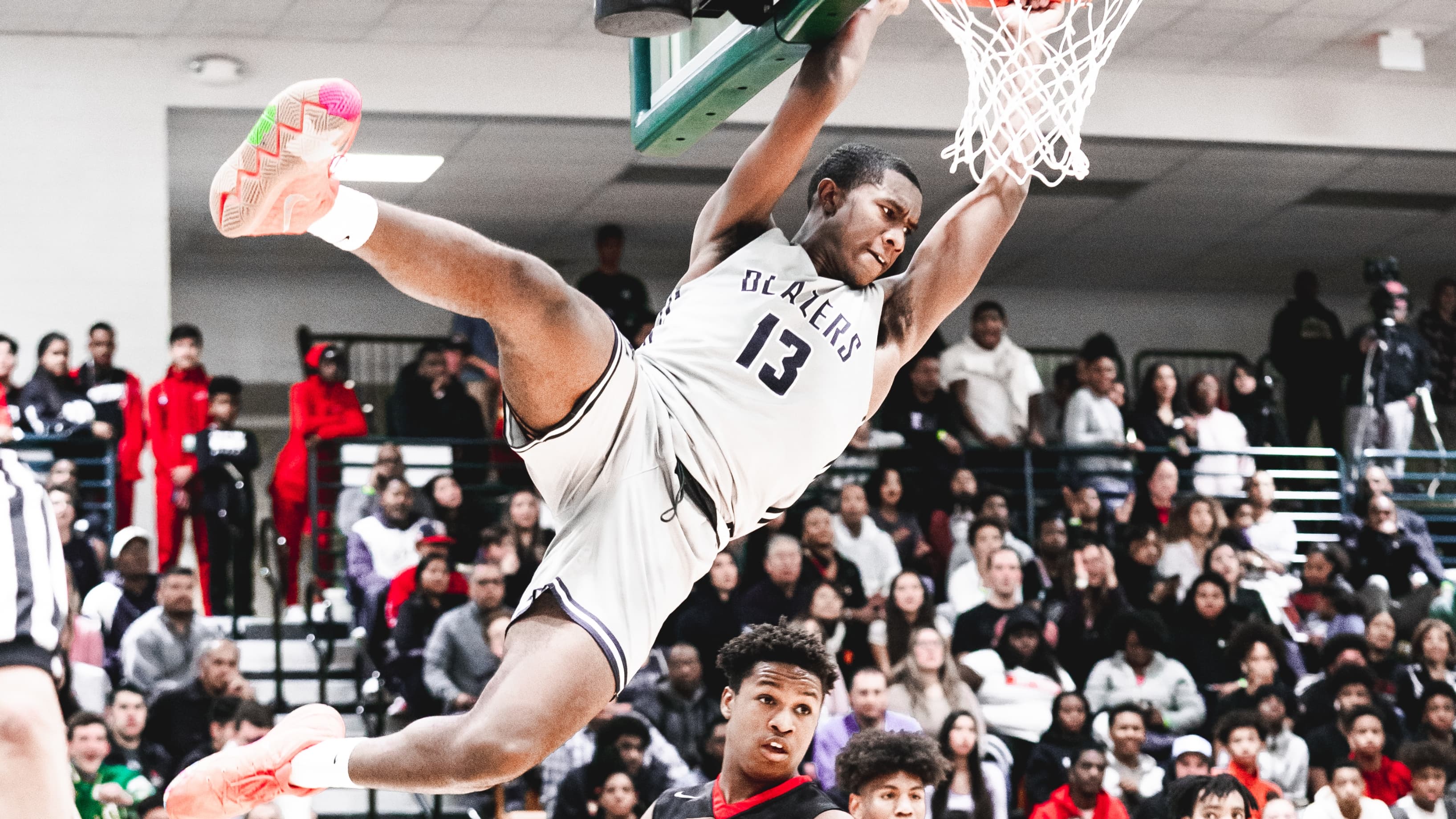 Shy Odom, l'un des coéquipiers de Bronny James à Sierra Canyon, monte au dunk