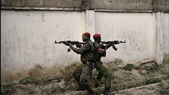 28 avril 2011. Deux soldats de la garde rapprochée du vice-président Namadi Sambo font démonstration de leurs compétences, près de sa résidence à Kaduna.