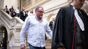L'ex-anesthésiste Frédéric Péchier (au centre) marche derrière son avocat Me Randall Schwerdorffer, le 8 septembre 2025 à la cour d'assises de Besançon