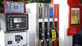 Une pompe à essence signalée "hors d'usage" faute de carburant, dans une station Esso de l'Est de Londres le 24 septembre 2021