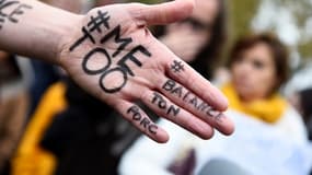 Le sigle anglophone "MeToo" et le francophone "Balance ton porc" contre les violences sexuelles faites aux femmes