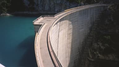 Image d'illustration - Le barrage EDF de Sainte-Croix, dans la vallée de la Durance, le 22 août 2000