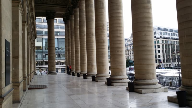 Malgré un léger rebond vendredi, le CAC signe sa plus forte chute hebdomadaire depuis octobre 2020