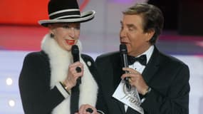 L'animateur Jean-Pierre Foucault et la présidente du comité Miss France Geneviève de Fontenay, lors du 60e concours de beauté Miss France, le 9 décembre 2006, à Poitiers.