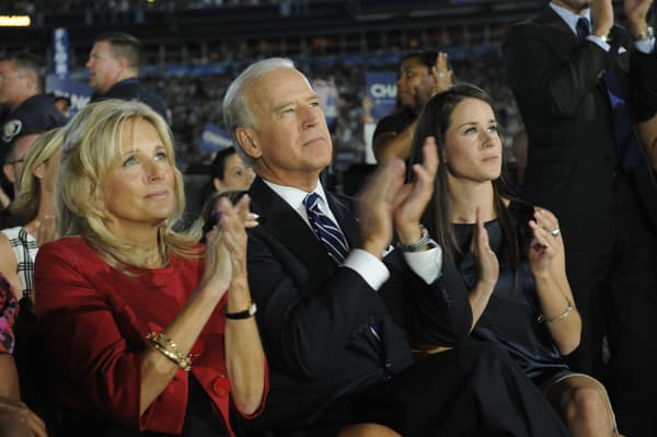 Jill Biden, Joe Biden et Ashley Biden, applaudissant Barack Obama lors de la Convention Nationale Démocrate le 28 août 2008 Jill Biden, Joe Biden et Ashley Biden, applaudissant Barack Obama lors de la Convention Nationale Démocrate le 28 août 2008