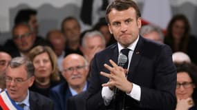 Emmanuel Macron lors d'une session du Grand débat national, en avril 2019, en étape en Corse, à Cozzano