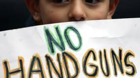 Les accidents domestiques liés aux armes à feu sont fréquents aux Etats-Unis, malgré les appels à durcir la législation: ici un enfant manifestant le 20 Octobre 2004 à Chicago