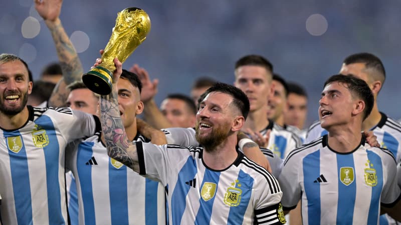 Lionel Messi a presente la Coupe du monde au public du stade de Santiago del Estero le 28 mars 2022 1606704